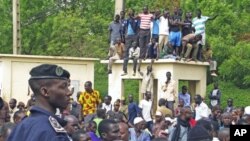 Malians who back the military coup d'etat, demonstrate in Bamako, March 28, 2012.