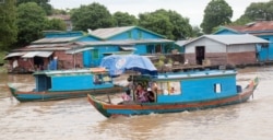 FILE PHOTO- Ethnic Vietnamese floating houses are seen on Kampong Thom's Tonle Sap Lake, Cambodia, August 07, 2016. (Leng Len/VOA Khmer)
