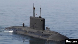 Personel militer Iran berdiri di atas kapal selam selama parade angkatan laut pada hari terakhir perayaan perang Velayat-90 di Laut Oman dekat Selat Hormuz di Iran selatan 3 Januari 2012. (Foto: Reuters)