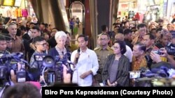 Presiden Joko Widodo dan Direktur Pelaksana IMF Christine Lagarde memberi keterangan di pasar Tanah Abang. (Foto: Biro Pers Kepresidenan)