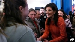 角逐美国2024年总统大选共和党提名的前驻联合国大使妮基·黑利(Nikki Haley)2024年1月22日在关键的新罕布什尔州与支持者握手。（美联社）