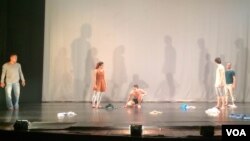 អ្នករបាំសម្តែងរបាំ«ដំណើរចាកចេញ» ត្រូវបាន​ដឹកនាំឡើងដោយ ជ័យ ចន្ទកិត្រា នាយិកាសិល្បៈនៅពេលអង្គការអម្រឹតាសិល្បៈនៅនាយកដ្ឋានសិល្បៈទស្សនីយភាព។ (ផន បុប្ផា/VOA) 