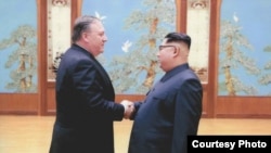 Menteri Luar Negeri AS (saat itu masih menjabat sebagai Direktur CIA), Mike Pompeo, saat bertemu dengan Pemimpin Korea Utara, Kim Jong-un di Pyongyang, Korea Utara, 26 April 2018. (Foto: dok).