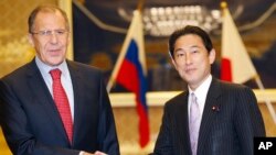 俄罗斯外长拉夫罗夫（左）与日本外交大臣岸田文雄在东京会晤（资料照片2013年11月1日）