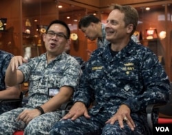 特遣部队司令葛布里尔森准将（右）是东南亚合作训练第15届海上联演的指挥官”（2016年8月22日，美国军方照片 ）