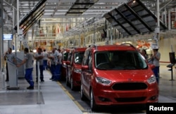 터키 코자엘리의 '포드(Ford)' 조립 공장에서 노동자들이 작업하고 있다.