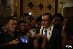 រូបឯកសារ៖ លោក សម រង្ស៊ី អតីតប្រធាន​គណបក្ស​សង្គ្រោះ​ជាតិ​ នៅឯ​ព្រលាន​យន្តហោះ​អន្តរជាតិ​ភ្នំពេញ​ នៅថ្ងៃទី​០៣ ខែវិច្ឆិកា ឆ្នាំ២០១៥។ (ហ៊ាន សុជាតា/VOA)