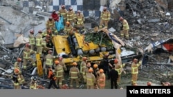 Petugas pemadam kebakaran Korea Selatan mencari penumpang bus yang terperangkap oleh puing-puing bangunan yang runtuh di Gwangju, Korea Selatan, 9 Juni 2021. (Foto: ilustrasi).