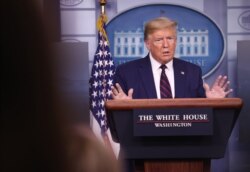 도널드 트럼프 미국 대통령이 2일 백악관에서 신종 코로나바이러스 감염증(COVID-19) 사태 관련 기자회견을 열었다.