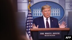 도널드 트럼프 미국 대통령이 2일 백악관에서 신종 코로나바이러스 대응 브리핑을 하고 있다.