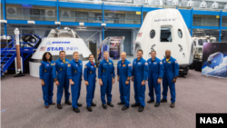 Les astronautes qui se rendront dans l'espace en 2019 dans des navettes privées. De gauche à droite: Sunita Williams, Josh Cassada, Eric Boe, Nicole Mann, Christopher Ferguson, Douglas Hurley, Robert Behnken, Michael Hopkins et Victor Glover.
