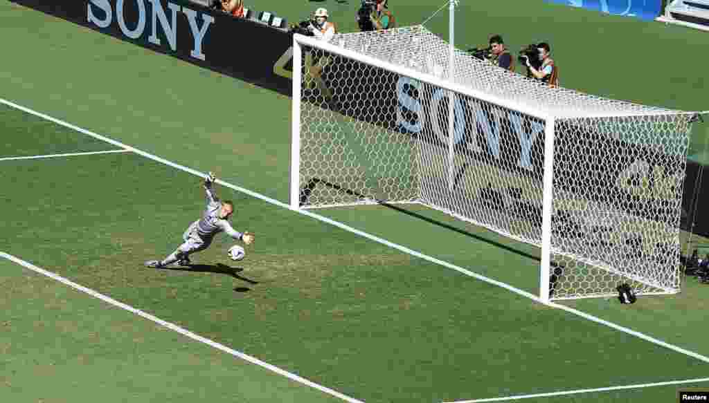 Jasper Cillessen of the Netherlands is beaten by Mexico's Giovani Dos Santos (unseen) during their game at the Castelao arena in Fortaleza, June 29, 2014.