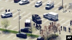 Policija ispred prodavnice "Stop & Shop" u mjestu West Hempstead (Foto: AP)