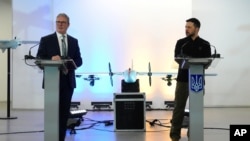 (ຊ້າຍ) ນາຍົກລັດຖະມົນຕີອັງກິດ ທ່ານ ເຄຍ ສຕາຣເມີ ຂອງ ອັງກິດ ( ຂວາ ) ທ່ານ ໂວໂລດີເມຍ ເຊເລນສກີ ຂອງ ຢູ່ເຄຣນ ຖະແຫຼງຂ່າວການຊ່ວຍເຫຼືອຕໍ່ຢູເຄຣນເມື່ອເດືອນມັງກອນ 2025 ທີ່ປະເທດອັງກິດ