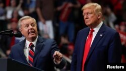 រូបឯកសារ៖ លោក Lindsey Graham (ឆ្វេង) សមាជិក​ព្រឹទ្ធសភា​ខាង​គណបក្ស​សាធារណរដ្ឋ​តំណាង​ឲ្យ​រដ្ឋ South Carolina ថ្លែង​ក្នុង​អំឡុង​យុទ្ធនាការ​រក​សំឡេង​ឆ្នោត​របស់​លោក Trump នៅ​រដ្ឋ North Carolina ថ្ងៃទី២ ខែមីនា ឆ្នាំ២០២០។ 