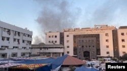 ภาพควันดำที่พุ่งออกมาจากค่ายผู้อพยพชาวปาเลสไตนที่โรงพยาบาล อัล ชีฟา ขณะที่การสู้รับระหว่างอิสราเอล-ฮามาสยังดำเนินต่อไปในกาซ่าซิตี้