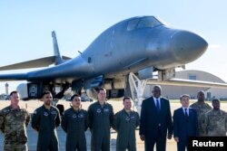로이드 오스틴 미국 국방장관과 이종섭 한국 국방장관이 3일 매릴랜드주 앤드루스 공군기지를 방문하고 B-1 전략폭격기를 시찰했다.