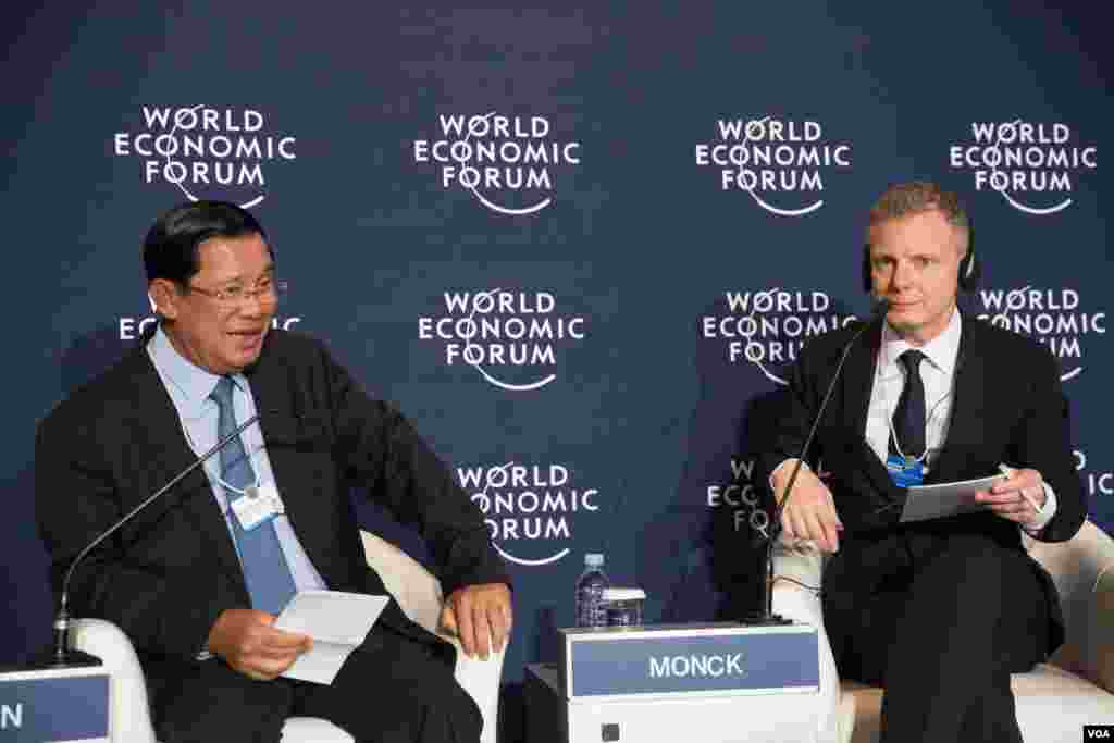 Cambodian Prime Minister Hun Sen talks to local and international media in a press conference in World Economic Forum on ASEAN, in Phnom Penh, May 11, 2017. (Khan Sokummono/VOA Khmer)
