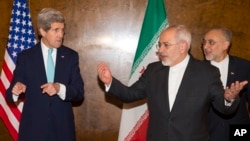 U.S. Secretary of State John Kerry, left, discusses seating arrangements for a meeting with Iranian Foreign Minister Mohammad Javad Zarif for a new round of nuclear negotiations, in Montreux, Switzerland, March 2, 2015. 