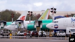 Aviones Boeing 737 Max están estacionados en el aeropuerto adyacente a una planta de producción de Boeing Co. en Renton, Washington.