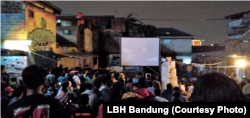 Seratus lebih warga mengikuti pemutaran film "Sexy Killers" di Bandung, Rabu, 10 April 2019. Foto: LBH Bandung)