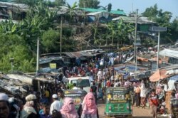 រូបឯកសារ៖ ជនភៀសខ្លួនរ៉ូហ៊ីងយ៉ា កំពុងទិញទំនិញនៅផ្សារមួយកន្លែងនៅជំរំ Kutupalong នៅតំបន់ Ukhia ក្នុងប្រទេសបង់ក្លាដេស កាលពីថ្ងៃទី ៨ ខែតុលា ឆ្នាំ២០២០។