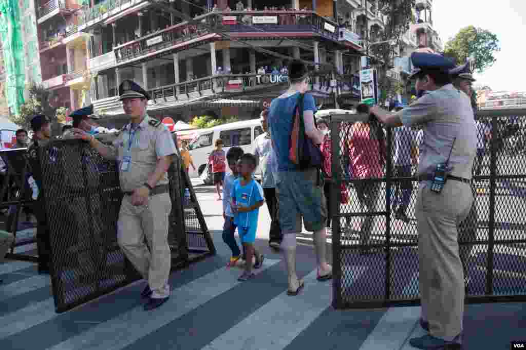 កងកម្លាំងសមត្ថកិច្ចដាក់របាំងបិទផ្លូវដើម្បីរក្សាសណ្ដាប់ធ្នាប់នាថ្ងៃអាទិត្យ ទី១៣ ខែវិច្ឆិកា ឆ្នាំ២០១៦ ក្នុងថ្ងៃទីមួយនៃព្រះរាជពិធីបុណ្យអុំទូក បណ្ដែត ប្រទីប សំពះព្រះខែ និងអកអំបុក។ ព្រះរាជពិធីបុណ្យអុំទូក ចាប់ផ្ដើមពីថ្ងៃទី១៣ ដល់ថ្ងៃទី១៥ ខែវិច្ឆិកា ជារៀងរាល់ឆ្នាំ ដែលមានទូកភាគច្រើនមកពីបណ្ដាខេត្តនានាតាមបណ្ដោយទន្លេមេគង្គ។ (ឡេង ឡែន/VOA)