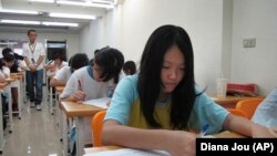 រូបថតឯកសារ៖ សិស្សបឋមសិក្សា​ត្រូវ​បាន​គេ​ឃើញ​ថា​កំពុង​សិក្សា​ក្នុង​ថ្នាក់​រៀន​ដែល​តូច​ចង្អៀត​ក្នុង​ក្តី​ស្រម៉ៃ​ថា​នឹង​ទទួល​ជោគជ័យ​ក្នុង​ការ​ប្រឡង​ចូល​​វិទ្យាល័យ កាលពីថ្ងៃទី​៦ ខែកក្កដា ឆ្នាំ២០១០។ 