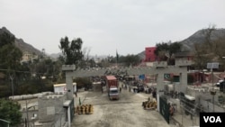 تاجران افغان و پاکستانی گفته اند که در این مدت، حدود ۵۰۰۰ موتر باربری در دو طرف این مرز گیر مانده و ادامه بسته‌ماندن این گذرگاه به بخش تجارت میان دو کشور آسیب می‌رساند.