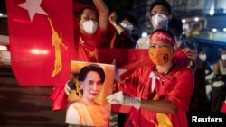 រូបឯកសារ៖ អ្នកគាំទ្រ​គណបក្ស​សម្ព័ន្ធជាតិ​ដើម្បី​លទ្ធិប្រជាធិបតេយ្យ​កាន់​រូបថត​របស់​អ្នកស្រី អោង សានស៊ូជី នៅពេល​ដែលអ្នក​គាំទ្រ​រូបនេះ ​រង់ចាំមើល​លទ្ធផល​នៅ​ខាងក្រៅ​ទីស្នាក់ការ​គណបក្ស បន្ទាប់ពី​ការបោះឆ្នោត​នៅ​ប្រទេស​មីយ៉ាន់ម៉ា កាលពី​ថ្ងៃទី៨ ខែវិច្ឆិកា ឆ្នាំ២០២០។