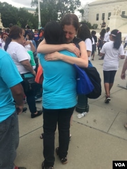 The U.S. Supreme Court's decision that left in place a block on President Barack Obama's plan to extend deportation protections to millions of undocumented immigrants stirred this emotional reaction outside the court building, June 23, 2016. (A. Barros/VOA)