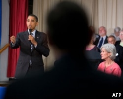 奥巴马总统在资深公民中心举行市民大会并回答提问