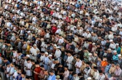 Jemaah mengikuti salat Jumat pada pekan terakhir bulan puasa Ramadan di sebuah masjid di Lhokseumawe, di tengah pandemi virus corona, di Aceh, 7 Mei 2021. (Foto: Rahmad/Antara Foto via Reuters)
