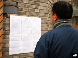 Caochangdi resident reads artists' petition against demolition
