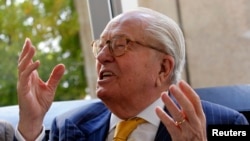 Arhiva - Žan-Mari le Pen razgovara sa novinarima tokom plenarne sednice regionalnog veća Provansa-Alpi-Azurna obala u Marseju, Francuska, 16. oktobra 2015.