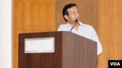 Rajeev Sakhuja, who runs an investment advisory firm, PTIC India, gives a presentation in New Delhi on how to invest in mutual funds. (A. Pasricha/VOA)