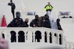 មន្ត្រីប៉ូលិសកំពុងការពារវិមានសភាសហរដ្ឋអាមេរិក ខណៈក្រុមបាតុករដែលជាអ្នកគាំទ្រលោកប្រធានាធិបតី Donald Trump បានប្រមូលផ្តុំនៅវិមានសភា ក្នុងរដ្ឋធានីវ៉ាស៊ីនតោន ថ្ងៃទី៦ ខែមករា ឆ្នាំ២០២១។