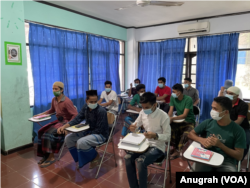 Pengungsi etnis Muslim-Rohingya mengikuti sekolah non-formal di kamp pengungsian di Kota Medan, Sumatera Utara, Selasa 22 Juni 2021. (VOA/Anugrah Andriansyah)