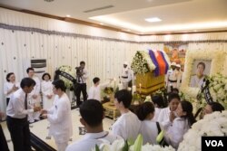 ទិដ្ឋភាពនៃពិធីបុណ្យសពរបស់ លោក សុខ អាន ប្រារព្ធតាមប្រពៃណី នៅគេហដ្ឋានលោក សុខ អាន នៅរាជធានីភ្នំពេញ​ ថ្ងៃទី ១៦ ខែមិនា ឆ្នាំ២០១៧។ (ខាន់ សុគុំមនោ/ VOA)