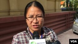 អ្នក​ស្រី​ សាម​ សុគន្ធា​ មេ​ធាវី​ការពារ​ក្តី​អ្នក​ស្រី​ ទេព​ វន្នី​ ​នៅ​ព្រឹក​ថ្ងៃ​ពុធ​ ទី​ ១៨​ ខែ​ មករា​ ឆ្នាំ​ ២០១៧​ ប្រាប់​ក្រុម​អ្នកសារព័ត៌មាន​នៅ​តុលាការ​កំពូល​ថា​ កូនក្តី​អ្នកស្រី​មាន​ហេតុផល​គ្រប់គ្រាន់​ ក្នុង​ការ​សុំ​នៅ​ក្រៅ​ឃុំ​។​ (ហ៊ុល រស្មី/VOA)