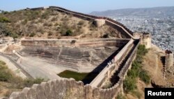 Tourists walk on a footway of the step well of Nahargarh fort in Jaipur, capital of India's desert state of Rajasthan January 23, 2012. REUTERS/Altaf Hussain