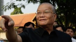 រូបឯកសារ៖ ប្រធាន​គណៈ​កម្មាធិការ​ជាតិ​រៀបចំ​ការ​បោះឆ្នោត​ លោក ​ស៊ិក ​ប៊ុនហុក ​ចេញ​ទៅ​ពិនិត្យ​មណ្ឌល​បោះឆ្នោត​ព្រឹទ្ធ​សភា ​កាល​ពី​ព្រឹក​ថ្ងៃទី២៥ ​ខែកុម្ភៈ ​ឆ្នាំ២០១៨ ​នៅ​វិទ្យាល័យ​ហ៊ុនសែន​ប៊ុនរ៉ានី​វត្តភ្នំ ​រាជធានី​ភ្នំពេញ។ ​(អូន ឆេងប៉រ/វីអូអេ))