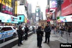 Polisi New York berjaga di Times Square, Manhattan, New York, 27 Desember 2015.