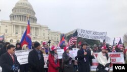 រូប​ឯកសារ៖ ពលរដ្ឋ​ខ្មែរ​អាមេរិកាំង​ចូល​រួម​បាតុកម្ម​នៅ​មុខ​វិមាន​រដ្ឋសភា​អាមេរិក (Congress) ក្នុង​រដ្ឋធានី​វ៉ាស៊ីនតោន ​ដើម្បី​សុំ​ឲ្យ​សហរដ្ឋ​អាមេរិក​ធ្វើ​អន្តរាគមន៍​ឲ្យ​មាន​ការ​ស្តារ​ប្រជាធិបតេយ្យ ប្រទេស​កម្ពុជា កាល​ពី​ថ្ងៃ​សៅរ៍ ទី១៩ ខែ​មករា ឆ្នាំ​២០១៩។ (សុខ ខេមរា/VOA)