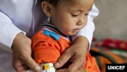 지난 2012년 6월 유니세프 직원이 북한 함경남도 어린이의 팔둘레를 측정하고 있다.