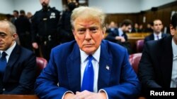 도널드 트럼프 전 대통령이 3일 성추문 입막음 재판을 위해 뉴욕 맨해튼 형사법원 법정의 피고인 석에 앉아 있다.