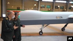 Dua jenderal Iran berbincang saat acara memperkenalkan drone terbaru yang dikembangkan oleh Korps Pengawal Revolusi Islam Iran di Teheran (foto: dok). 