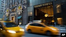 Ulaz u Tramp toranj u Njujorku (AP Photo/Mark Lennihan)