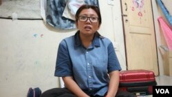 រូបឯកសារ៖ អ្នកស្រី ឡុង គឹមហ៊ាង ភរិយាលោក រ៉ាត់ រត្នមុនី អ្នកបកប្រែភាពយន្តឯកសារ «ម្តាយខ្ញុំ លក់ខ្ញុំ» និយាយជាមួយ VOA ខណៈកំពុងស្ថិតក្នុងបន្ទប់ជួលមួយក្នុងប្រទេសដែលអ្នកស្រីកំពុងភៀសខ្លួន នៅថ្ងៃទី២៤ ខែកញ្ញា ឆ្នាំ២០១៩។ (កាន់ ​វិច្ឆិកា/VOA)