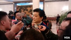 2017年3月3日下午政协大会结束后，中国全国政协委员、媒体人崔永元接受媒体采访。（艾伦拍摄）